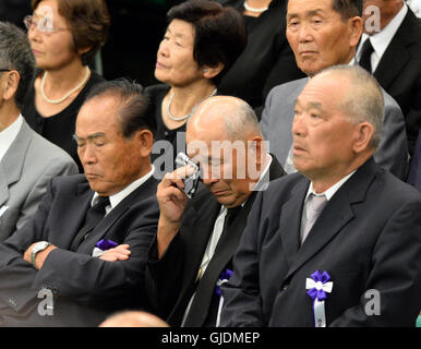 Tokyo, Japon. Août 15, 2016. Les gens assistent à la cérémonie marquant le 71e anniversaire de la capitulation du Japon dans la seconde guerre mondiale à Tokyo, Japon, le 15 août 2016. Le gouvernement japonais a tenu une cérémonie annuelle lundi à Tokyo pour marquer le 71e anniversaire de la capitulation du Japon dans la seconde guerre mondiale et le Premier ministre Shinzo Abe une fois de plus omis de mentionner "reflet" au cours de la dernière guerre. Credit : Ma Ping/Xinhua/Alamy Live News Banque D'Images