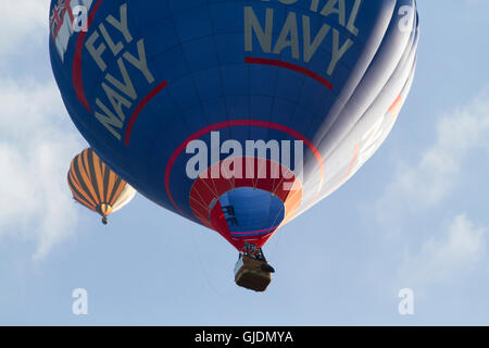 Bristol, Royaume-Uni. 14Th Aug 2016. Couple, Marcus Forsey et Melissa Forsey, déposer dans un ballon de la Marine royale au Bristol International Balloon Fiesta Crédit : Keith Larby/Alamy Live News Banque D'Images