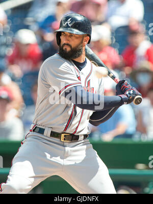 Droit des Atlanta Braves fielder Nick Markakis (22) de chauves-souris dans la quatrième manche contre les Nationals de Washington au Championnat National Park à Washington, DC Le dimanche, Août 14, 2016. Photo : Ron Sachs/CNP/DPA - AUCUN FIL SERVICE - Banque D'Images