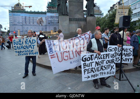 Prague, République tchèque. 13e Août 2016. Un groupe d'une dizaine de militants chrétiens réunis dans la partie supérieure de la Place Venceslas de Prague, en République tchèque, le 13 août 2016. Ils ont protesté contre la Gay Pride de Prague à l'appui des lesbiennes, gays, bisexuels et transsexuels (LGBT) et a souligné l'importance de la famille classique. Le mois de mars a été le point culminant de la 6ème Prague Pride Festival. © Michal Dolezal/CTK Photo/Alamy Live News Banque D'Images