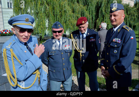 De gauche à droite : l'ancien pilote de la RAF, Pavel Ciganik Vransky Emil anciens combattants, Milos Semorad et Libor Brigade Stefanik, ancien commandant de la Force aérienne tchèque, lors d'une réunion pour rendre hommage aux pilotes de la RAF tchécoslovaque à l'occasion du 71e anniversaire de leur retour à Prague, en République tchèque, le 13 août 2016. L'événement, qui a eu lieu à un monument de la British Royal Air Force (RAF) pilotes en Prague-Klarov, a réuni environ 100 personnes, dont un des anciens pilotes de la RAF Pavel Vransky. Environ 2500 pilotes tchécoslovaques ont combattu dans RAF pendant la Deuxième Guerre mondiale. Ils ont abattu ou sérieusement endommagé 365 ipern ennemi Banque D'Images