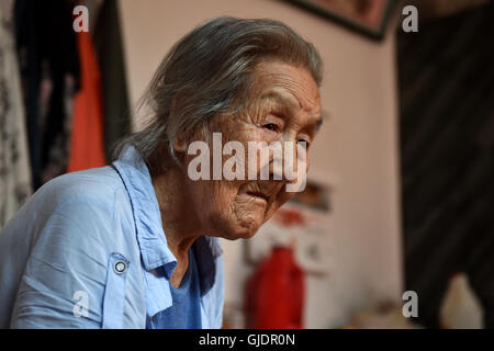 (160815) -- TAIYUAN, 15 août 2016 (Xinhua) -- Heimao Cao, un 94-year-old femme qui a été contrainte de servir de "femme de réconfort" pendant la Seconde Guerre mondiale, est assis dans sa maison du village de Qidong Yuxian County au Nord la province de Shanxi, le 5 août 2016. Lundi marquait le 71e anniversaire de la capitulation du Japon à la fin de la Seconde Guerre mondiale. Quelques 400 000 femmes dans les pays d'Asie ont été transformés en femmes de réconfort pour l'armée japonaise pendant la Seconde Guerre mondiale, dont près de la moitié sont chinois, selon un centre de recherche de femmes de réconfort dans les sciences humaines et de la communication de l'Université normale de Shanghai College Banque D'Images