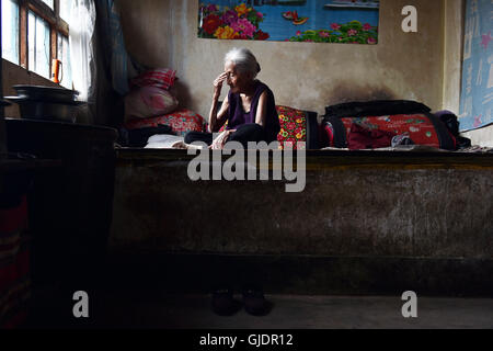 (160815) -- TAIYUAN, 15 août 2016 (Xinhua) -- Hao Tianya Holiday Resort, un 94-year-old femme qui a été contrainte de servir de "femme de réconfort" pendant la Seconde Guerre mondiale, se trouve dans sa maison de village d'Quandian Wuxiang County au Nord la province de Shanxi, du 3 août 2016. Lundi marquait le 71e anniversaire de la capitulation du Japon à la fin de la Seconde Guerre mondiale. Quelques 400 000 femmes dans les pays d'Asie ont été transformés en femmes de réconfort pour l'armée japonaise pendant la Seconde Guerre mondiale, dont près de la moitié sont chinois, selon un centre de recherche de femmes de réconfort dans les sciences humaines et de la communication de l'Université normale de Shanghai Univer Banque D'Images