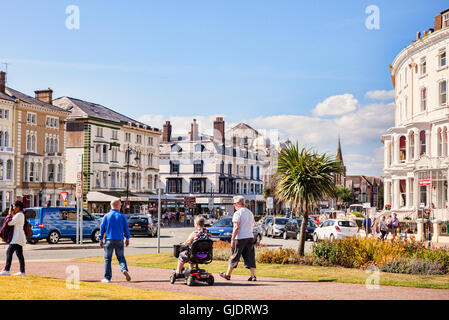 Llandudno Conwy, Pays de Galles, Royaume-Uni. Août 15, 2016. L'été arrive enfin sur la côte nord du Pays de Galles, et tout le monde est dehors pour profiter du soleil. Credit : travelinglight/Alamy Live News Banque D'Images