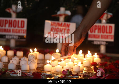 Quezon City, Philippines. Août 15, 2016. Un militant s'allume des chandelles pour dénoncer les exécutions extra-judiciaires contre les suspects impliqués dans les drogues illicites au cours d'un meeting de protestation à Quezon City, Philippines, le 15 août 2016. Le volume de la criminalité a diminué de 9,8 pour cent sur un an en juillet, un mois après que le Président Rodrigo Duterte a pris le pouvoir, comme le dernier numéro de la drug suspects qui ont été tués a frappé 592, un haut fonctionnaire du gouvernement a déclaré dimanche. Credit : Rouelle Umali/Xinhua/Alamy Live News Banque D'Images