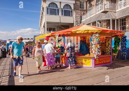 Llandudno Conwy, Pays de Galles, Royaume-Uni. Août 15, 2016. L'été arrive enfin sur la côte nord du Pays de Galles, et tout le monde est dehors pour profiter du soleil. Credit : travelinglight/Alamy Live News Banque D'Images