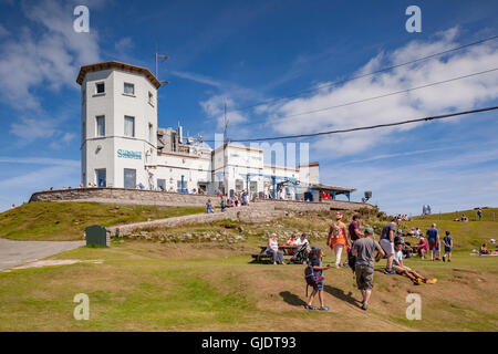 Llandudno Conwy, Pays de Galles, Royaume-Uni. Août 15, 2016. L'été arrive enfin sur la côte nord du Pays de Galles, et tout le monde est dehors pour profiter du soleil. Ici les foules sont au sommet de la tête du Great Orme. Credit : travelinglight/Alamy Live News Banque D'Images