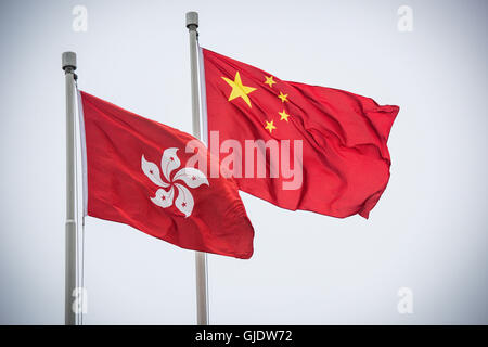 Hong Kong, Hong Kong S.A.R, la Chine. Le 15 décembre, 2015. Le Hong Kong (L) un drapeau et le drapeau de la Chine voler ensemble. Le drapeau de Hong Kong montrent la plante à fleurs, le Bauhinia, tandis que le drapeau chinois montre l'étoile jaune © Jayne Russell/ZUMA/Alamy Fil Live News Banque D'Images