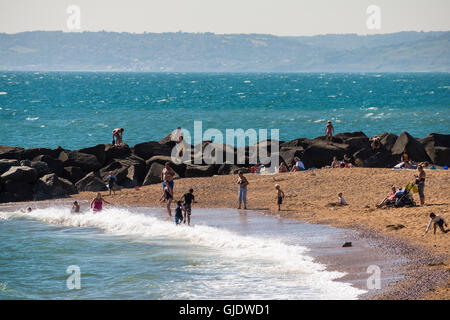 West Bay, Dorset, UK. Août 15, 2016. Météo britannique. Les vacanciers appréciant un après-midi ensoleillé à l'été de la station balnéaire de West Bay, sur la côte jurassique du Dorset. West Bay est le paramètre pour ITV's dramatique à succès Broadchurch. Crédit photo : Graham Hunt/Alamy Live News Banque D'Images