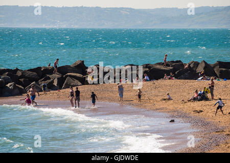 West Bay, Dorset, UK. Août 15, 2016. Météo britannique. Les vacanciers appréciant un après-midi ensoleillé à l'été de la station balnéaire de West Bay, sur la côte jurassique du Dorset. West Bay est le paramètre pour ITV's dramatique à succès Broadchurch. Crédit photo : Graham Hunt/Alamy Live News Banque D'Images