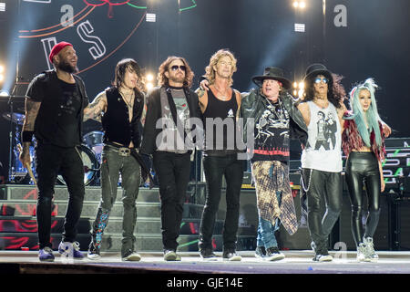 Chicago, Illinois, USA. 3 juillet, 2016. FRANK FERRER, RICHARD FORTUS, DIZZY REED, DUFF MCKAGAN, Axl Rose, slash et MELISSA REESE de Guns N' Roses inscrivez-vous ensemble après leur spectacle à Soldier Field, au cours de la tournée pas dans cette vie à Chicago, Illinois Crédit : Daniel DeSlover/ZUMA/Alamy Fil Live News Banque D'Images