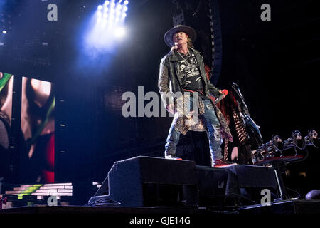 Chicago, Illinois, USA. 3 juillet, 2016. AXL ROSE de Guns N' Roses se produit sur scène à Soldier Field, au cours de la tournée pas dans cette vie à Chicago, Illinois Crédit : Daniel DeSlover/ZUMA/Alamy Fil Live News Banque D'Images