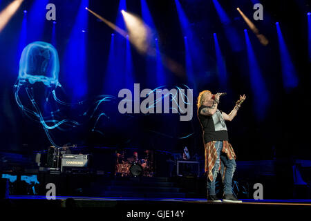 Chicago, Illinois, USA. Août 15, 2016. AXL ROSE de Guns N' Roses se produit sur scène à Soldier Field, au cours de la tournée pas dans cette vie à Chicago, Illinois Crédit : Daniel DeSlover/ZUMA/Alamy Fil Live News Banque D'Images