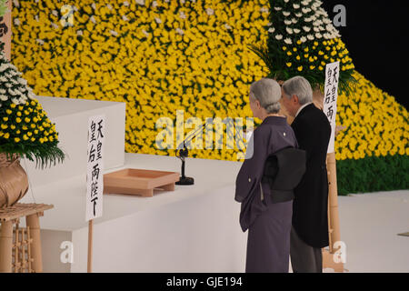 Akihito, empereur, impératrice, Michiko, le 15 août, 2016, Tokyo, Japon : le Japon, l'empereur Akihito et l'Impératrice Michiko assister au service commémoratif pour les morts de guerre de la Seconde Guerre mondiale, marquant le 71e anniversaire à Tokyo, Japon le 15 août 2016. © AFLO/Alamy Live News Banque D'Images