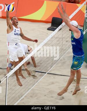 Rio de Janeiro, Brésil. Août 15, 2016. GREG LUCENA de pointes USA contre le Brésil en quart de finale de beach-volley en action au cours de l'Arena Copacabana Rio 2016 Jeux Olympiques d'été. Crédit : Jon Gaede/ZUMA/Alamy Fil Live News Banque D'Images