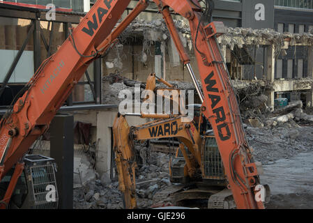 Auckland, Nouvelle-Zélande. 16 août, 2016. La démolition de l'Années 1970 Downtown Shopping Centre a commencé à Auckland CBD. C'est ouvrant la voie à la baie commerciale et un nouveau podium au détail 39 étages d'une tour à bureau de PWC. Credit : Vadim Boussenko/Alamy Live News Banque D'Images