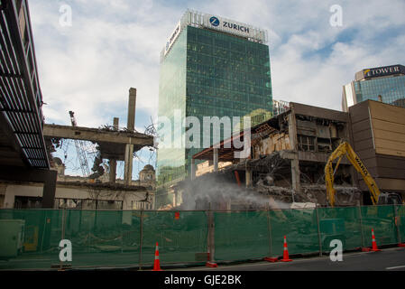 Auckland, Nouvelle-Zélande. 16 août, 2016. La démolition de l'Années 1970 Downtown Shopping Centre a commencé à Auckland CBD. C'est ouvrant la voie à la baie commerciale et un nouveau podium au détail 39 étages d'une tour à bureau de PWC. Credit : Vadim Boussenko/Alamy Live News Banque D'Images