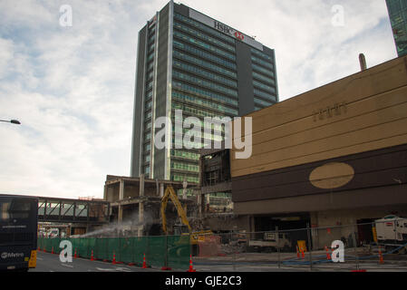 Auckland, Nouvelle-Zélande. 16 août, 2016. La démolition de l'Années 1970 Downtown Shopping Centre a commencé à Auckland CBD. C'est ouvrant la voie à la baie commerciale et un nouveau podium au détail 39 étages d'une tour à bureau de PWC. Credit : Vadim Boussenko/Alamy Live News Banque D'Images