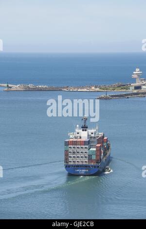 Keelung, Taipei, Taiwan. Août 16, 2016. Navire brise Lantau est guidée par le Port de Keelung, accompagné d'un remorqueur. Le navire a fait l'arrêt du fret à Keelung au cours d'un voyage à partir de Nagoya, au Japon à Taiwan la plus important port à conteneurs Kaohsiung. Dans le Port de Keelung Taiwan est le port le plus au nord, et traite plus de 12 millions de tonnes de marchandises par mois. © Craig Ferguson/ZUMA/Alamy Fil Live News Banque D'Images