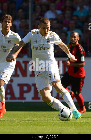 Freiburg, Allemagne. 14Th Aug 2016. Juraj Kucka de Milan en action au cours de l'amical de football entre le SC Freiburg et l'AC Milan à l'Schwarzwaldstadion à Freiburg, Allemagne, 14 août 2016. PHOTO : PATRICK SEEGER/DPA/Alamy Live News Banque D'Images