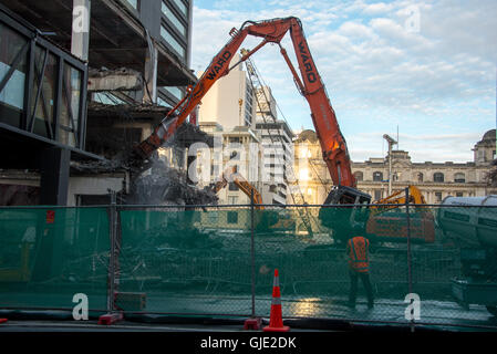 Auckland, Nouvelle-Zélande. 16 août, 2016. La démolition de l'Années 1970 Downtown Shopping Centre a commencé à Auckland CBD. C'est ouvrant la voie à la baie commerciale et un nouveau podium au détail 39 étages d'une tour à bureau de PWC. Credit : Vadim Boussenko/Alamy Live News Banque D'Images