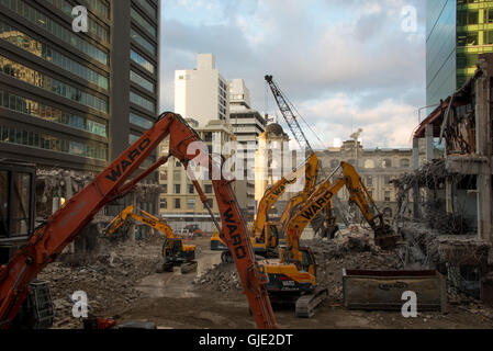 Auckland, Nouvelle-Zélande. 16 août, 2016. La démolition de l'Années 1970 Downtown Shopping Centre a commencé à Auckland CBD. C'est ouvrant la voie à la baie commerciale et un nouveau podium au détail 39 étages d'une tour à bureau de PWC. Credit : Vadim Boussenko/Alamy Live News Banque D'Images