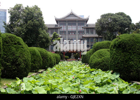 Chengdu, Chengdu, Chine. Août 16, 2016. Chengdu, Chine ? ?- ?15 ?Août 2016 : ?(EDITORIAL ?utiliser ?SEULEMENT. ?CHINE ?OUT) des fleurs de lotus Blossom à l'Université de Sichuan dans le sud-ouest de Chengdu, capitale de la province chinoise du Sichuan, ce qui rend les élèves se sentent sur le campus paisible et joyeuse. Des architectures anciennes caractéristiques chinoises se tenir à côté de la belle fleur de lotus pond à Huaxi District de l'Université de Sichuan, qui attire l'attention des visiteurs et des étudiants lors de la fleurs de lotus blossom en été. © SIPA Asie/ZUMA/Alamy Fil Live News Banque D'Images