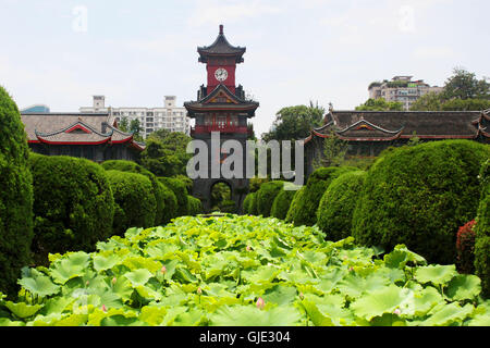 Chengdu, Chengdu, Chine. Août 16, 2016. Chengdu, Chine ? ?- ?15 ?Août 2016 : ?(EDITORIAL ?utiliser ?SEULEMENT. ?CHINE ?OUT) des fleurs de lotus Blossom à l'Université de Sichuan dans le sud-ouest de Chengdu, capitale de la province chinoise du Sichuan, ce qui rend les élèves se sentent sur le campus paisible et joyeuse. Des architectures anciennes caractéristiques chinoises se tenir à côté de la belle fleur de lotus pond à Huaxi District de l'Université de Sichuan, qui attire l'attention des visiteurs et des étudiants lors de la fleurs de lotus blossom en été. © SIPA Asie/ZUMA/Alamy Fil Live News Banque D'Images