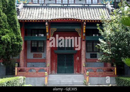 Chengdu, Chengdu, Chine. Août 16, 2016. Chengdu, Chine ? ?- ?15 ?Août 2016 : ?(EDITORIAL ?utiliser ?SEULEMENT. ?CHINE ?OUT) Vieux architectures de la chinoise se tenir à côté de la belle fleur de lotus pond à Huaxi District de l'Université de Sichuan, qui attire l'attention des visiteurs et des étudiants lors de la fleurs de lotus blossom en été. © SIPA Asie/ZUMA/Alamy Fil Live News Banque D'Images