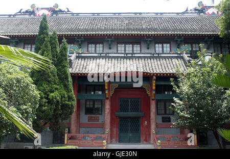 Chengdu, Chengdu, Chine. Août 16, 2016. Chengdu, Chine - 15 août 2016 : (usage éditorial uniquement. Chine OUT) ancienne des architectures des caractéristiques chinoises se tenir à côté de la belle fleur de lotus pond à Huaxi District de l'Université de Sichuan, qui attire l'attention des visiteurs et des étudiants lors de la fleurs de lotus blossom en été. © SIPA Asie/ZUMA/Alamy Fil Live News Banque D'Images