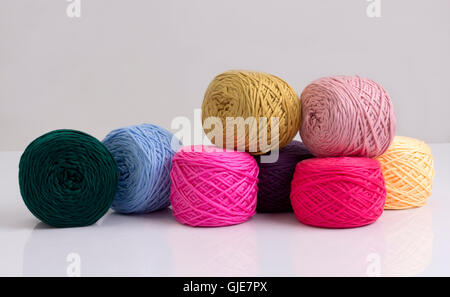 Boules de fils de laine colorés isolé sur fond blanc Banque D'Images