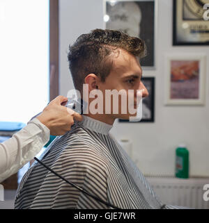 Adolescents dans un salon de coiffure pour obtenir une coupe Banque D'Images