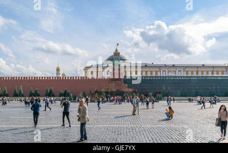 Moscou, Russie - Juillet 07, 2016 : les gens marcher sur la Place Rouge à l'avant du mausolée de Lénine Banque D'Images