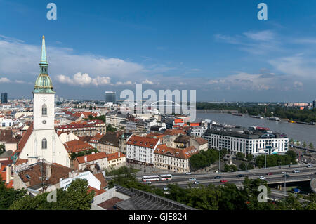 Toits de Bratislava du château de Bratislava de Saint Martin's Cathedral, le Danube à Bratislava, Slovaquie. Banque D'Images