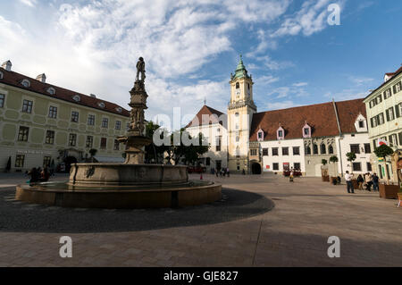 Hlavné námestie (place Hlavné) et entouré d'une variété de bâtiments à l'architecture et de l'horloge sur la tour Banque D'Images