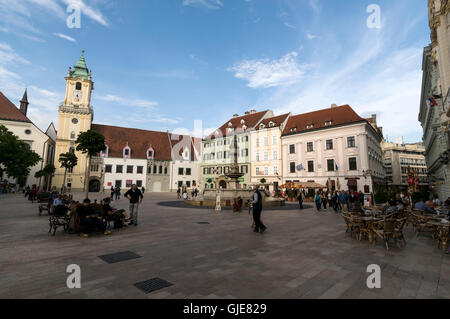 Hlavné námestie (place Hlavné) et entouré d'une variété de bâtiments à l'architecture et de l'horloge sur la tour Banque D'Images