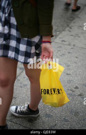 Fille avec des sacs en plastique des boutiques de Manhattan 2008 Banque D'Images