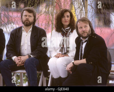 BENNY Andersson et Björn Ulvaeus ancien membre du groupe ABBA avec Siodhan Mc Carty pour l'artiste de la scène musicale Mama Mia Banque D'Images