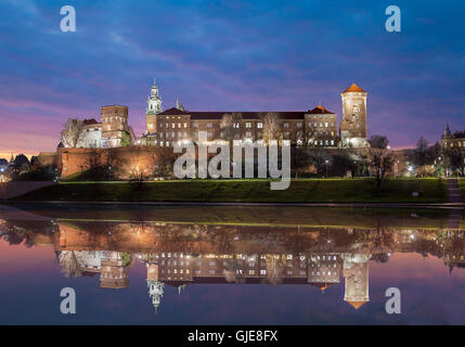 Le Château Royal de Wawel reflétant dans la rivière Vistule, dans la soirée, Cracovie, Pologne Banque D'Images