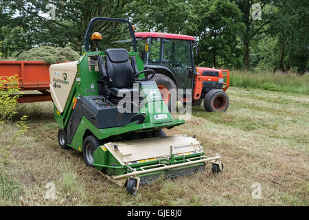 Machine de coupe herbe Profihopper, et d'herbe chargé sur la remorque du tracteur. Banque D'Images