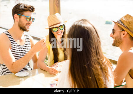 Des amis d'avoir un grand temps ensemble au bar de la plage Banque D'Images