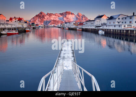 Le port de l'Henningsvær sur les îles Lofoten en Norvège du Nord, photographié au lever du soleil. Banque D'Images