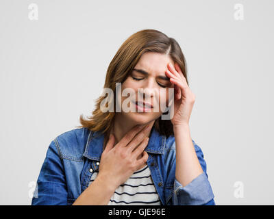 Frustré femme tenant la tête dans les mains et l'expression de la douleur Banque D'Images