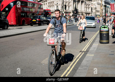 Londres, Royaume-Uni. 12 août 2016. La ride de touristes populaires Santander location de bicyclettes dans Piccadilly. Banque D'Images