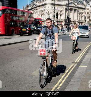 Londres, Royaume-Uni. 12 août 2016. La ride de touristes populaires Santander location de bicyclettes dans Piccadilly. Banque D'Images