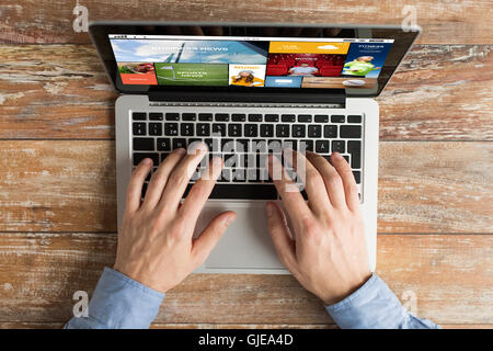 Close up of male hands with laptop typing Banque D'Images