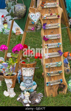 Des signes et des pots de jardin sur stand au Festival du Conte de New Forest à Burley, Hampshire, Royaume-Uni en août Banque D'Images