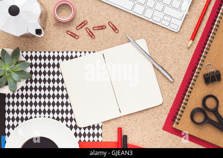 Ordinateur portable blanc sur le bureau avec les fournitures scolaires, le clavier, l'usine. Mise à plat. Minime. Retour à l'école. Les fournitures de bureau. Banque D'Images