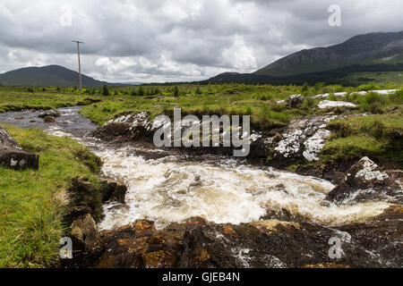 Vue de rivière et collines dans le Connemara en Irlande Banque D'Images