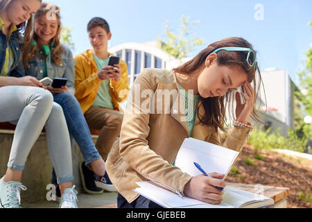 Fille étudiante souffrance de camarades de dérision Banque D'Images